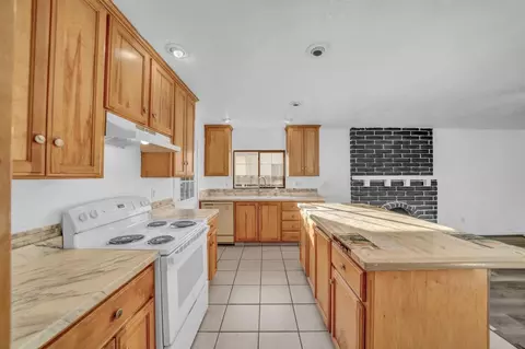 Kitchen - 2809 Mockingbird Dr, Ceres, CA 95307 photo 2 of 5
