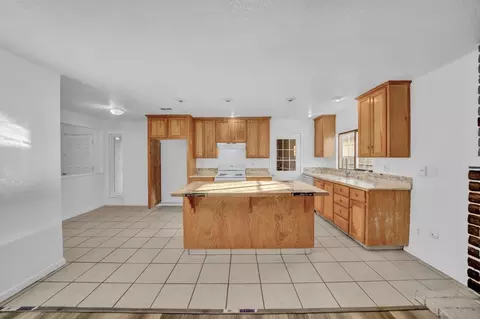 Kitchen - 2809 Mockingbird Dr, Ceres, CA 95307 photo 4 of 5