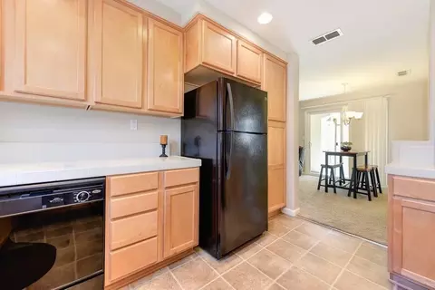 Kitchen - 302 Esplanade Cir, Folsom, CA 95630 photo 4 of 4