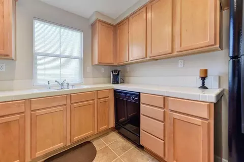 Kitchen - 302 Esplanade Cir, Folsom, CA 95630 photo 2 of 4