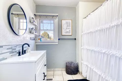 Bath - 537 W Olive Ave, Turlock, CA 95380 photo 1 of 3