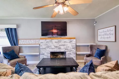 Living - 537 W Olive Ave, Turlock, CA 95380 photo 4 of 4