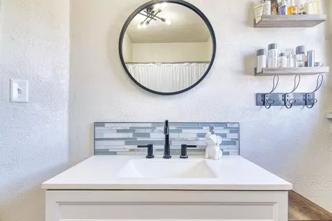 Bath - 537 W Olive Ave, Turlock, CA 95380 photo 2 of 3