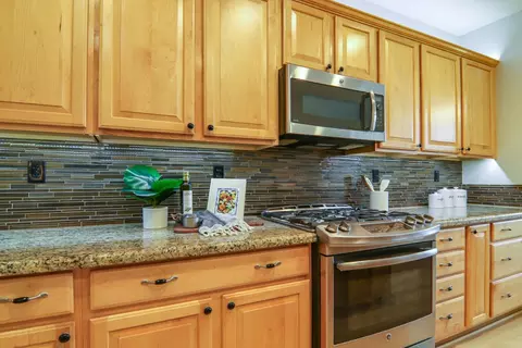 Kitchen - 2927 Coopers Hawk Loop, Lincoln, CA 95648 photo 5 of 5