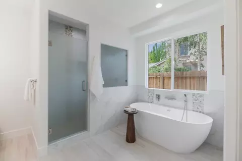 Bath - 5501 Rogers St, Davis, CA 95618 photo 2 of 8