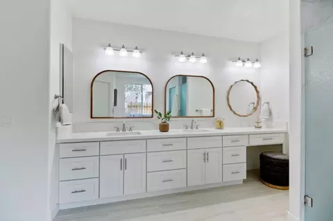 Bath - 5501 Rogers St, Davis, CA 95618 photo 1 of 8