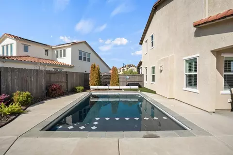 Exterior - 2414 Galloping Trail Ct, Rocklin, CA 95765 photo 6 of 12