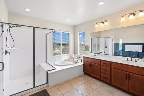 Bath - 2414 Galloping Trail Ct, Rocklin, CA 95765 photo 2 of 5