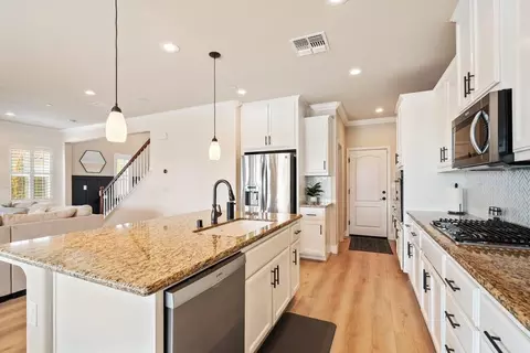 Kitchen - 2414 Galloping Trail Ct, Rocklin, CA 95765 photo 6 of 7