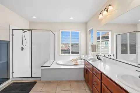 Bath - 2414 Galloping Trail Ct, Rocklin, CA 95765 photo 3 of 5