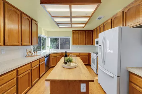 Kitchen - 3921 Windrose Pl, Antelope, CA 95843 photo 2 of 4