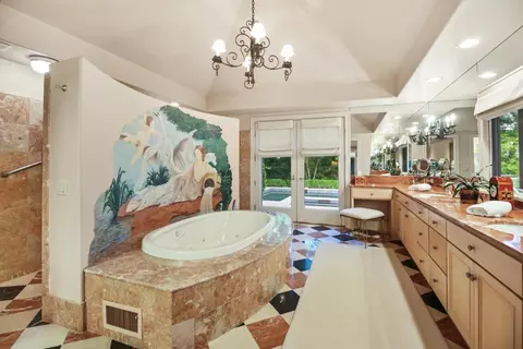Bath - 1918 Cenacle Ln, Carmichael, CA 95608 photo 3 of 11