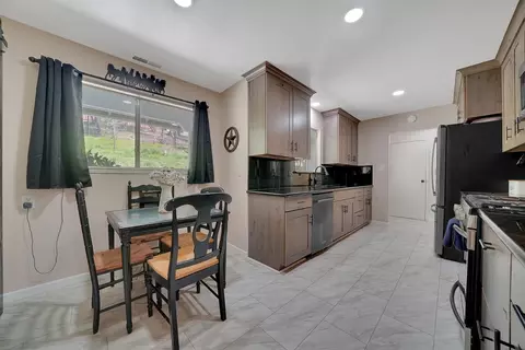 Kitchen - 19840 Meadowood Dr, Jackson, CA 95642 photo 4 of 5