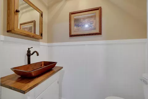 Bath - 19840 Meadowood Dr, Jackson, CA 95642 photo 1 of 5