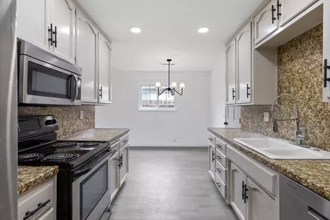 Kitchen - 796 E C St, Oakdale, CA 95361 photo 4 of 5