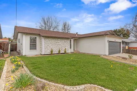 Exterior - 796 E C St, Oakdale, CA 95361 photo 4 of 7