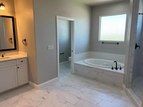 Bath - 8752 N Privado Ct, Hilmar, CA 95324 photo 3 of 5