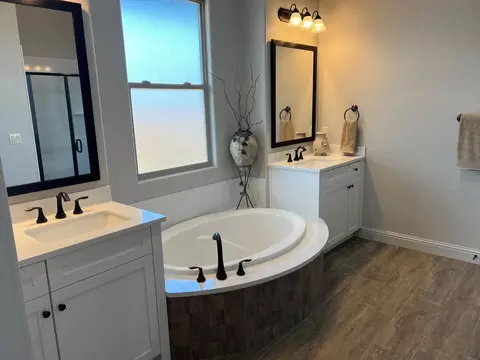 Bath - 8740 N Privado Ct, Hilmar, CA 95324 photo 3 of 6