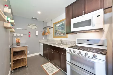 Kitchen - 4350 Ardmore Ave, Olivehurst, CA 95961 photo 2 of 5
