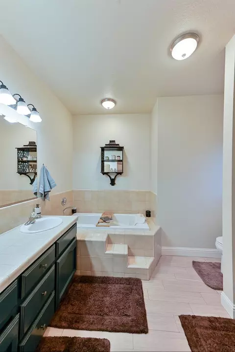 Bath - 1906 Peacock Dr, Turlock, CA 95382 photo 2 of 5