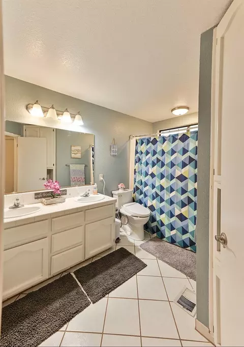 Bath - 1906 Peacock Dr, Turlock, CA 95382 photo 5 of 5