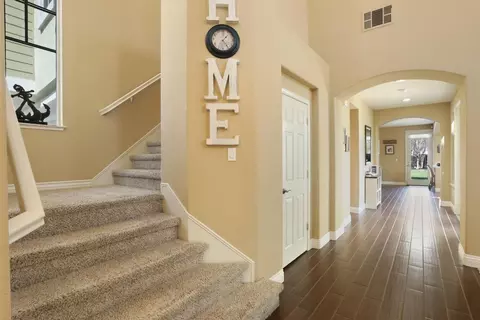 Entry Way - 1033 Bear Pl, Tracy, CA 95304 photo 2 of 8