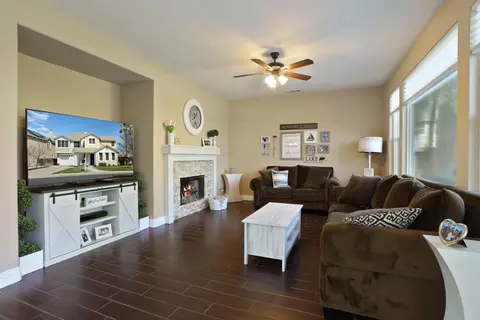 Living - 1033 Bear Pl, Tracy, CA 95304 photo 1 of 1