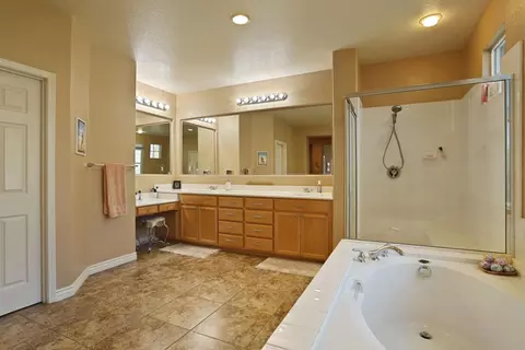 Bath - 1033 Bear Pl, Tracy, CA 95304 photo 5 of 5