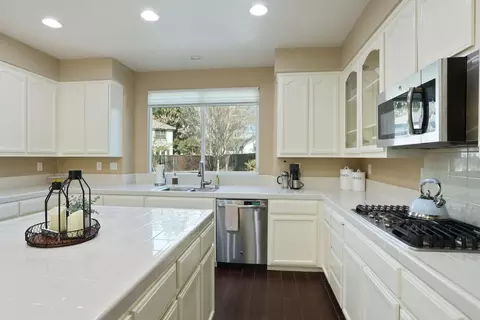Kitchen - 1033 Bear Pl, Tracy, CA 95304 photo 3 of 4