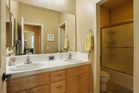 Bath - 1033 Bear Pl, Tracy, CA 95304 photo 1 of 5