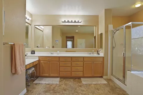 Bath - 1033 Bear Pl, Tracy, CA 95304 photo 2 of 5