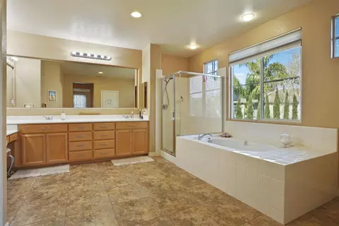 Bath - 1033 Bear Pl, Tracy, CA 95304 photo 3 of 5