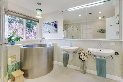 Bath - 2203 Bryce Ln, Davis, CA 95616 photo 3 of 6