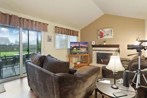 Living - 333 Donner Dr, Lodi, CA 95240 photo 2 of 2
