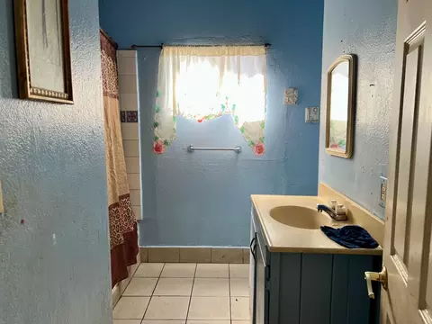 Bath - 607 Kerr Ave, Modesto, CA 95354 photo 1 of 1