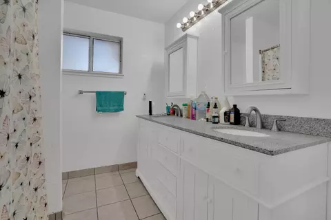 Bath - 405 J St, Modesto, CA 95351 photo 3 of 4