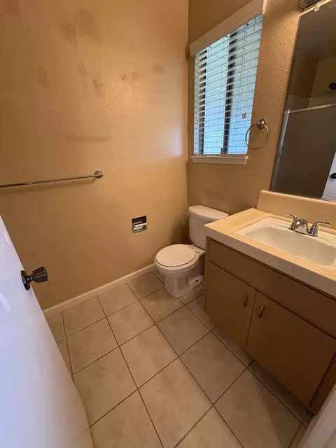 Bath - 3320 Ocotillo Way, Modesto, CA 95355 photo 1 of 2