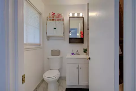 Bath - 1156 North Ave, Gustine, CA 95322 photo 3 of 4