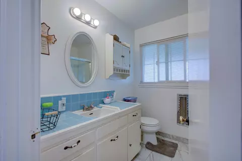 Bath - 1156 North Ave, Gustine, CA 95322 photo 1 of 4