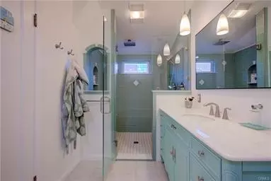 Bath - 255 W 22 St, Merced, CA 95340 photo 3 of 6