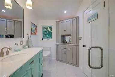 Bath - 255 W 22 St, Merced, CA 95340 photo 4 of 6