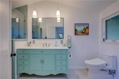 Bath - 255 W 22 St, Merced, CA 95340 photo 2 of 6