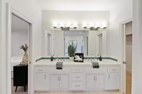 Bath - 2145 Everglades Pl, Davis, CA 95616 photo 3 of 12