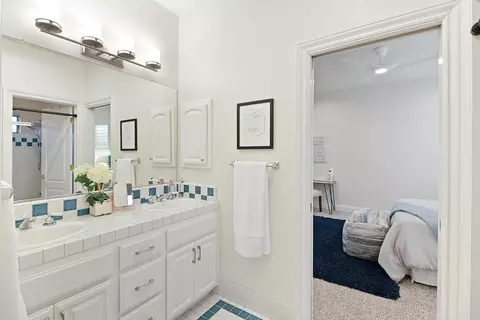 Bath - 2145 Everglades Pl, Davis, CA 95616 photo 9 of 12
