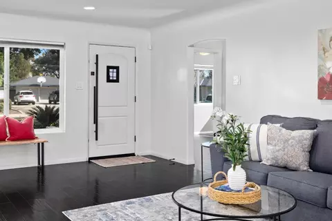 Entry Way - 1333 Sycamore Ave, Modesto, CA 95350 photo 1 of 3