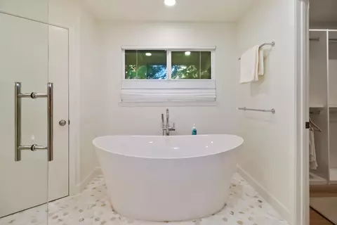 Bath - 1640 Gary Way, Carmichael, CA 95608 photo 3 of 5