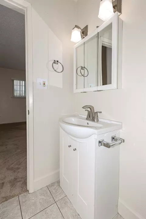 Bath - 1509 Brookdale Dr, Merced, CA 95340 photo 3 of 7