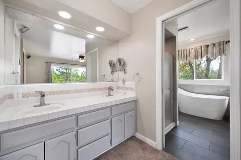 Bath - 285 Fairidge Dr, Applegate, CA 95703 photo 2 of 4