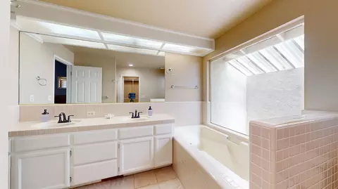 Bath - 1917 Lakeshore Dr, Modesto, CA 95355 photo 6 of 8