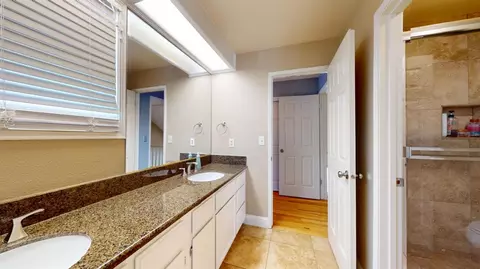 Bath - 1917 Lakeshore Dr, Modesto, CA 95355 photo 8 of 8